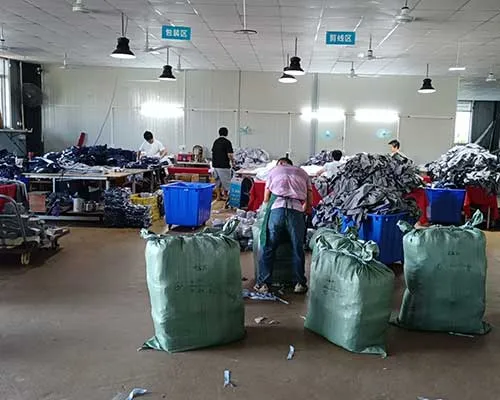 如何选择专业的酒店工作服定制厂家？